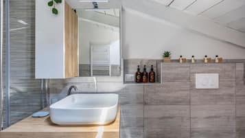 Douche, sĂšche-cheveux, bidet