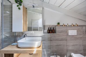 Douche, sèche-cheveux, bidet