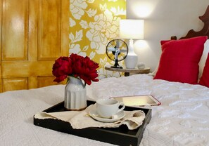 4 habitaciones, escritorio y tabla de planchar con plancha 