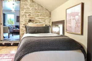 4 chambres, bureau, fer et planche à repasser, lit parapluie