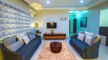Deluxe Room, Balcony, City View | Living area