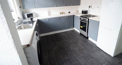 Coastal Retreat for Professionals - 5 mins drive to the beach.