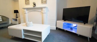 Coastal Retreat for Professionals - 5 mins drive to the beach.