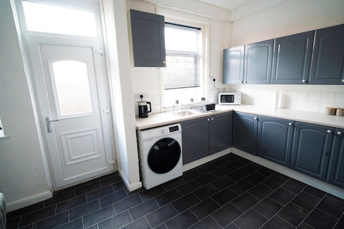 Coastal Retreat for Professionals - 5 mins drive to the beach.