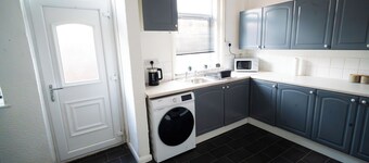 Coastal Retreat for Professionals - 5 mins drive to the beach.