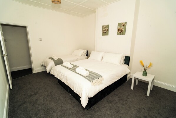 2 habitaciones, tabla de planchar con plancha, wifi y ropa de cama 