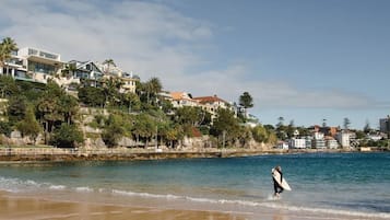 靠近海滩