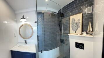 Een douche, een haardroger, handdoeken, zeep