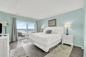 3 bedrooms, free WiFi, bed sheets - 3 Bedroom Deluxe 3 Bedroom Shoreline Condo w/Private Balcony, just steps from th (Panama City)