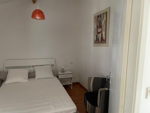 3 bedrooms, iron/ironing board, bed sheets