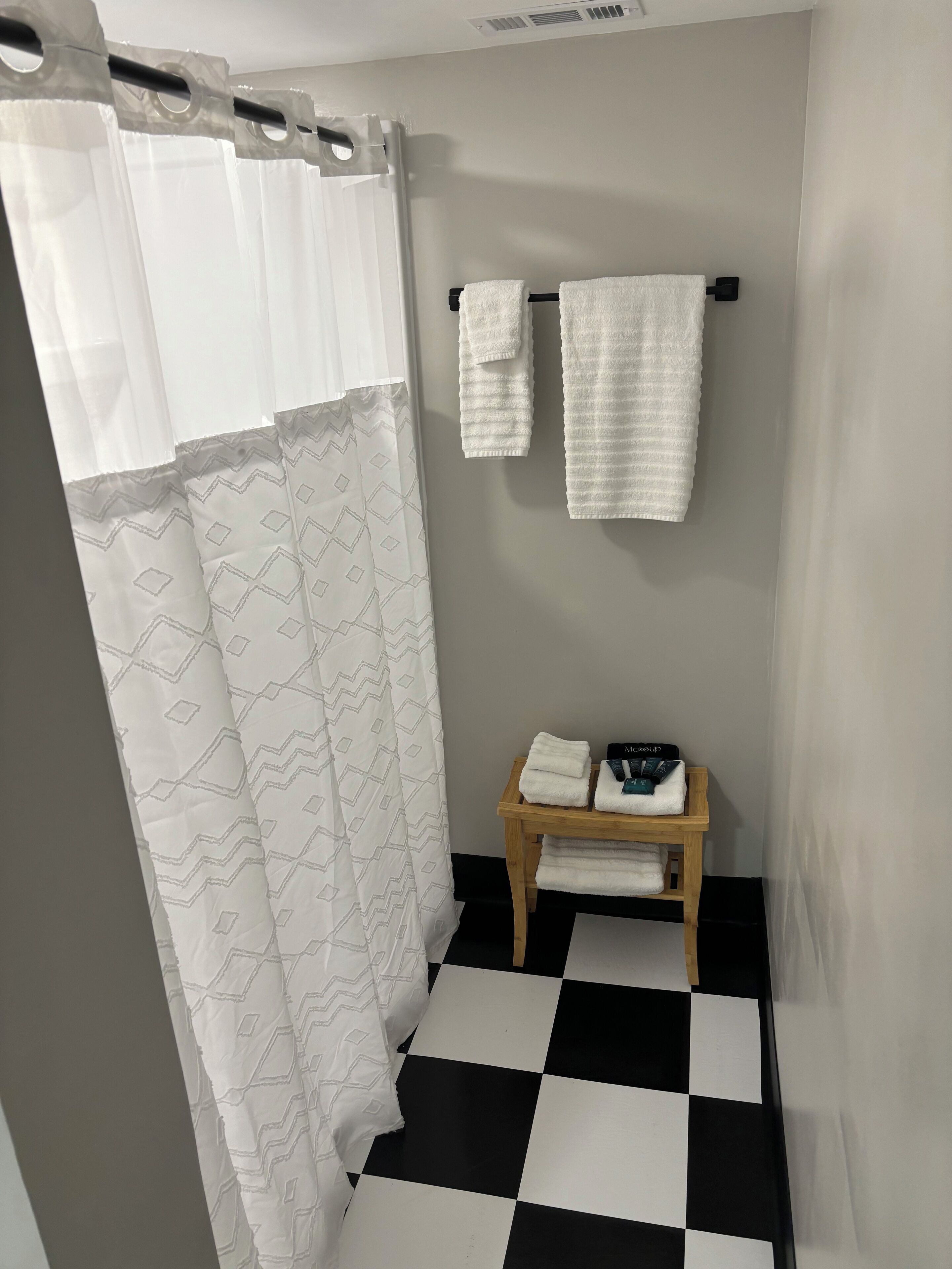 Een douche, handdoeken, zeep, shampoo