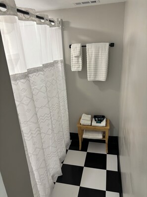 Ducha, toallas, jabón y champú