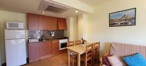 Microwave, oven, coffee/tea maker, toaster