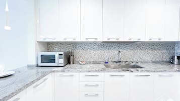 Refrigerador, microondas, cafetera y tetera y tostadora