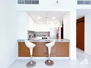 Kylskåp, mikrovågsugn, kaffe- och tebryggare och brödrost