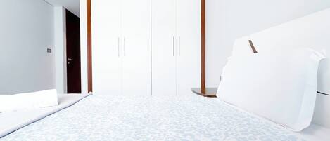 1 bedroom, iron/ironing board, internet, bed sheets