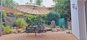 Outdoor dining - FEWO-Soltau: Spacious vacation apartment in a central location. (Soltau)