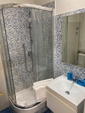 Dusche, Haartrockner, Bidet, Handtücher