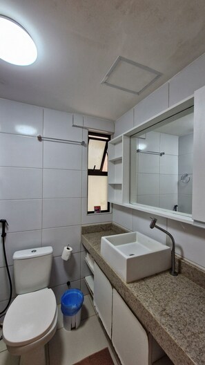 Shower, towels, toilet paper - La Fleur Polinésia Residence - Muro Alto (Ipojuca)