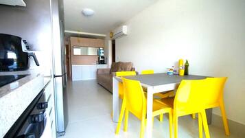 Appartamento Deluxe | Cucina privata | Frigorifero con congelatore, microonde, pentole/stoviglie/utensili