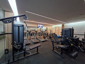 A gym with treadmills, weight machines, and exercise balls. - La Fleur Polinésia Residence - Muro Alto (Ipojuca)