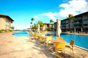 3 outdoor pools, pool umbrellas, pool loungers - La Fleur Polinésia Residence - Muro Alto (Ipojuca)