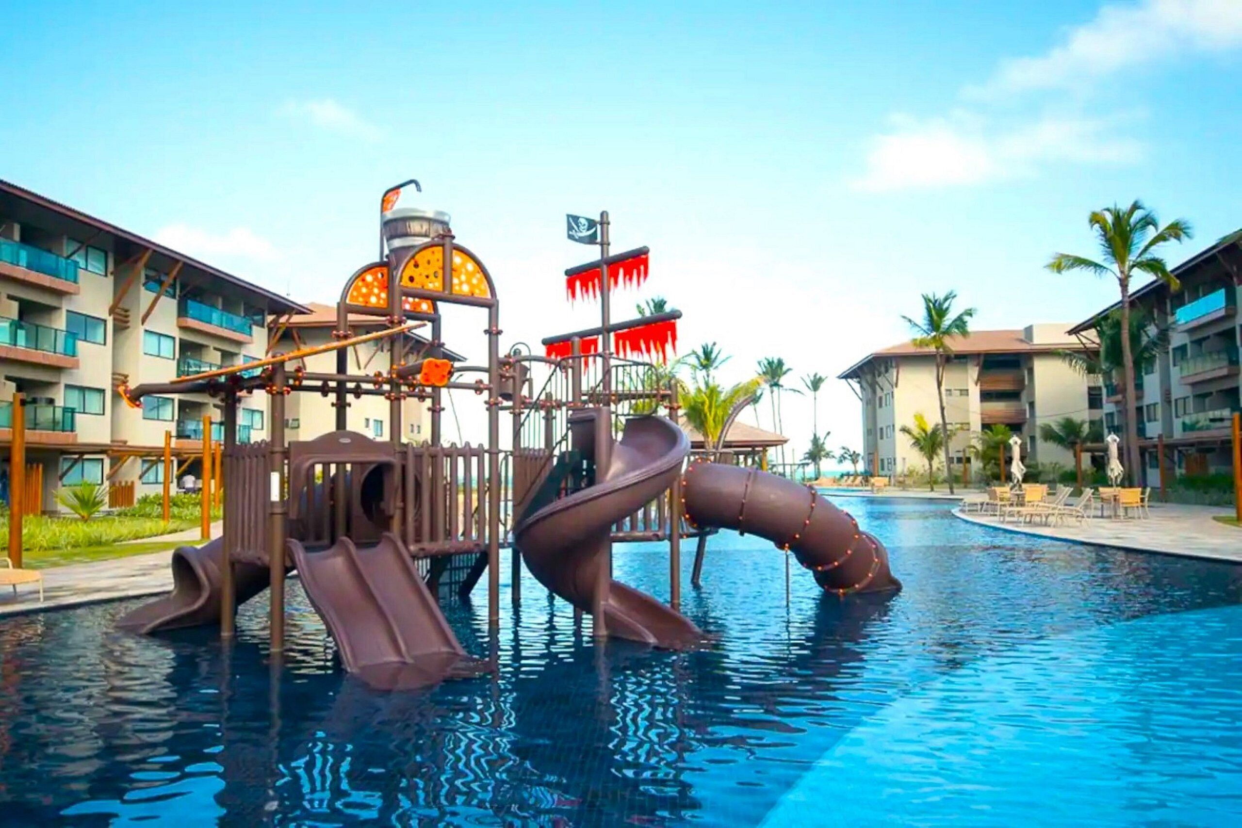 3 piscinas al aire libre, sombrillas, sillones reclinables de piscina