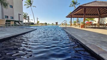 3 kolam renang outdoor, dengan payung kolam renang dan kursi berjemur
