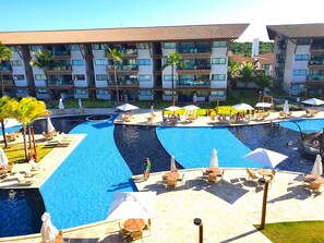 3 outdoor pools, pool umbrellas, pool loungers - La Fleur Polinésia Residence - Muro Alto (Ipojuca)