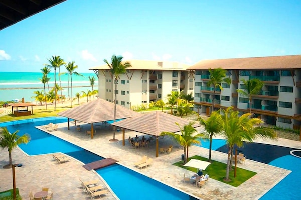 3 piscinas al aire libre, sombrillas, sillones reclinables de piscina