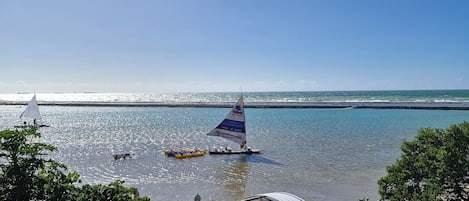 Sulla spiaggia, sabbia bianca, lettini da mare, ombrelloni