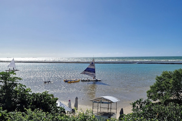 Plage, sable blanc, chaises longues, parasols