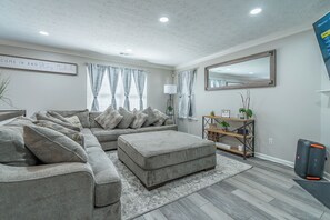 TV connectée, cheminée, écrans d'ordinateur, imprimantes