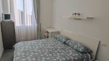 1 chambre, bureau, fer et planche Ă repasser, lit parapluie