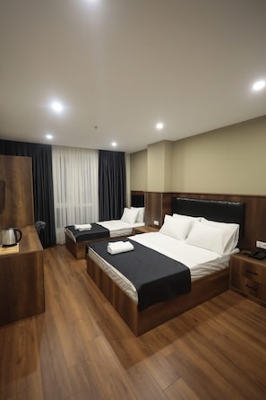 Chambre Triple Deluxe, vue ville | Bureau, espace de travail pour ordinateur portable, Wi-Fi gratuit
