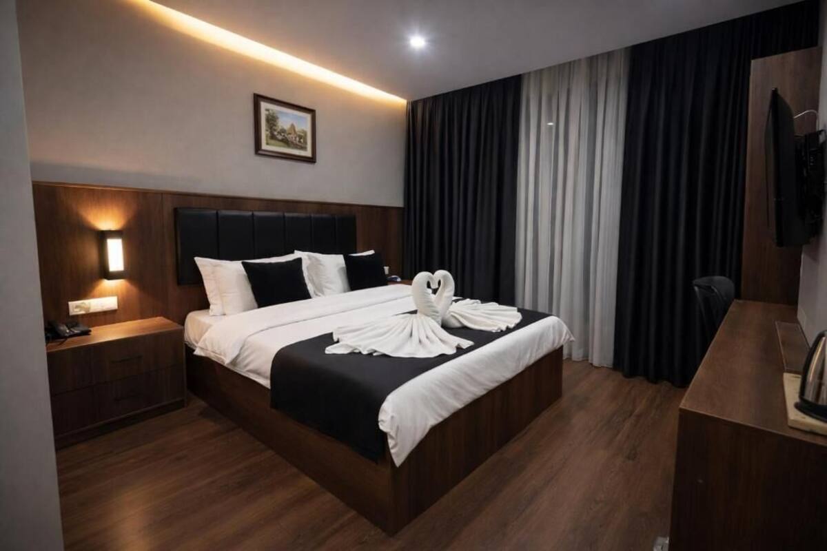 Superior Double Room Single Use, City View | Premium bedding, desk, laptop workspace, WiFi (free)