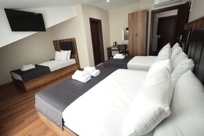 Habitación cuádruple Elite | Ropa de cama de alta calidad y escritorio 