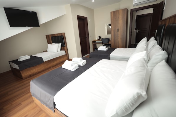 Family Quadruple Room | Desk, laptop workspace, free WiFi