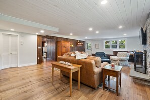 Smart TV, DVD player, books - Glistening Waters On Lake Winnisquam (Sanbornton)