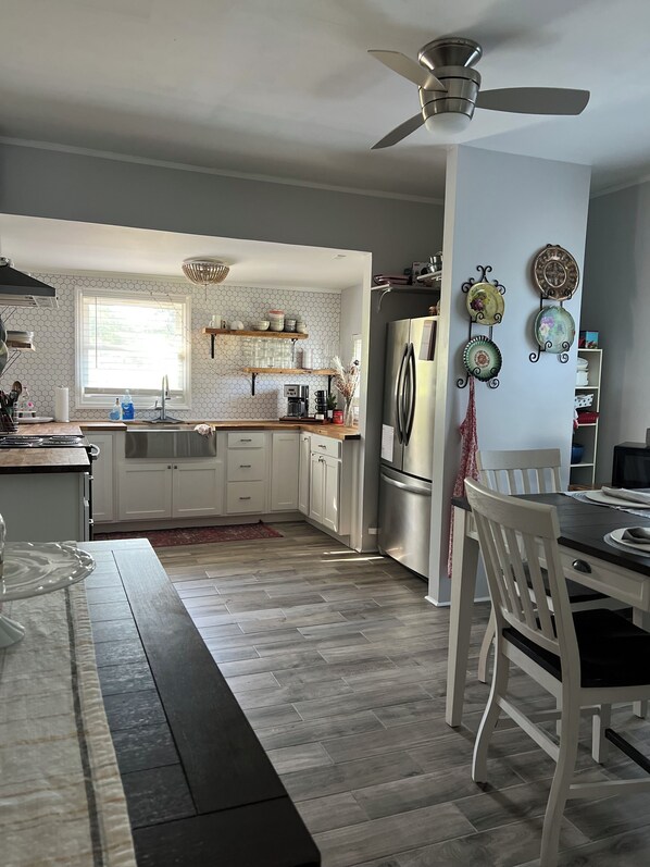 Fridge, microwave, oven, stovetop - Vacation home just 4 minutes drive to Caesars Virginia Casino (Danville)