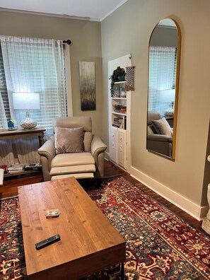 TV connectée, cheminée, livres, imprimantes