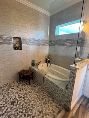 Dusche, Whirlpool, Haartrockner, Handtücher