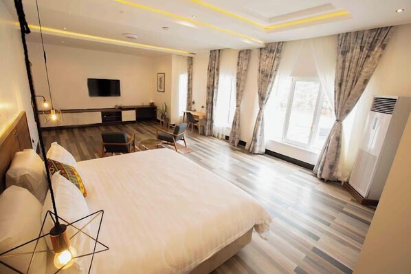 Deluxe Room, Balcony, City View | Desk, laptop workspace, free WiFi - Piston Guest Inn (Kano)