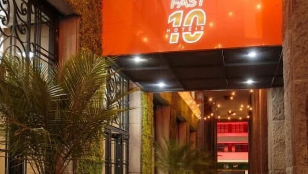 A corridor with a sign for 'FAST 10 HOTEL'. - Fast 10 City Hotel (Porto Alegre)