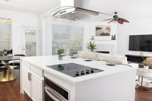 Een koelkast, een microgolfoven, een oven, een kookplaat