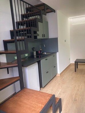 Fridge, stovetop, electric kettle, coffee grinder