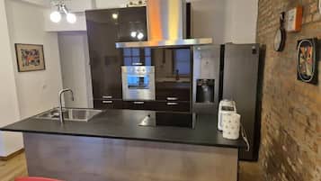 Kühlschrank, Mikrowelle, Ofen, Herdplatte