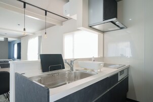 Refrigerador con freezer, microondas, placa de cocina