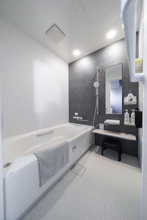 Casa Confort, vistas al mar | Baño | Bañera y ducha independientes y artículos de higiene personal gratuitos
