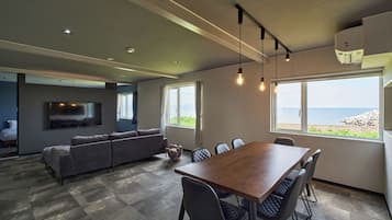 Rumah Comfort, pemandangan laut | Makan di kamar